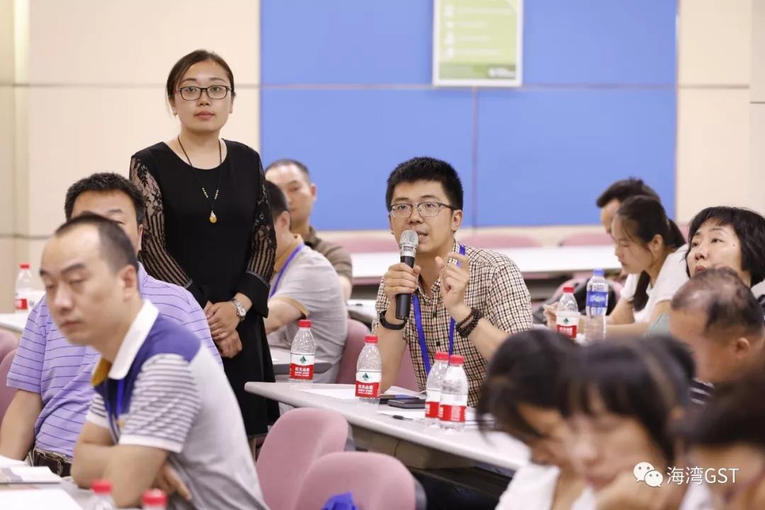 參會供應商代表在現(xiàn)場就關心的問題進行提問