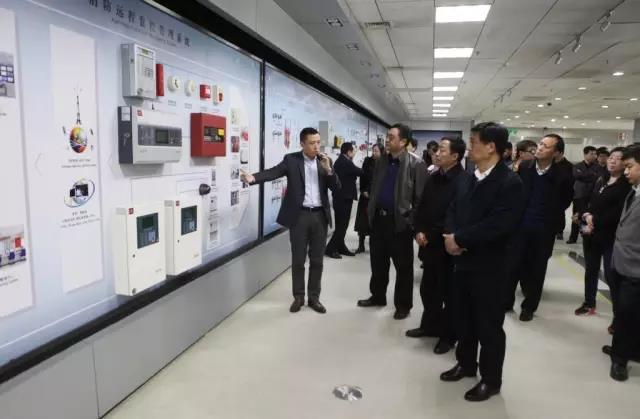  工廠總經理孫敬在產品展廳向來訪代表