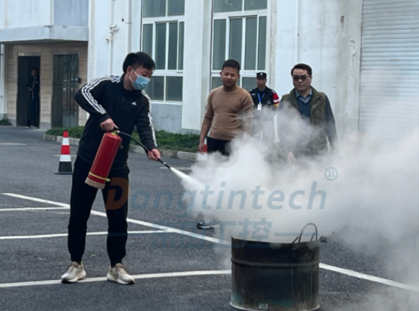 進行使用滅火器滅火.png